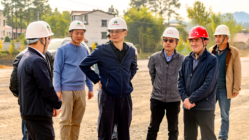 安徽交控集團副總經(jīng)理、建設(shè)公司董事長王宏祥到宣涇高速一期03標調(diào)研指導(dǎo)工作1