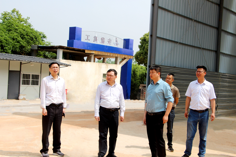 安徽省公路管理服務(wù)中心黨委委員、副主任尹平到G236項(xiàng)目02標(biāo)督導(dǎo)檢查